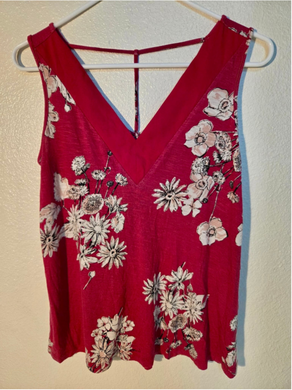 Maurices Womenโs Small Red Floral V-Neck Tank Top Strappy Back Sleeveless Blouse